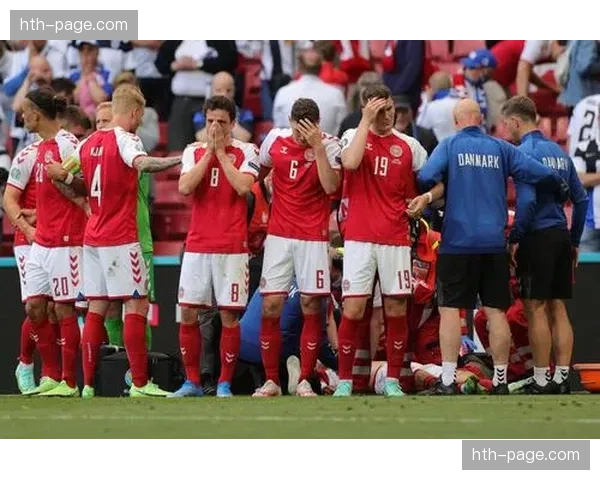 场边急救：弗罗西诺内球员突发不适，队医迅速进场处理