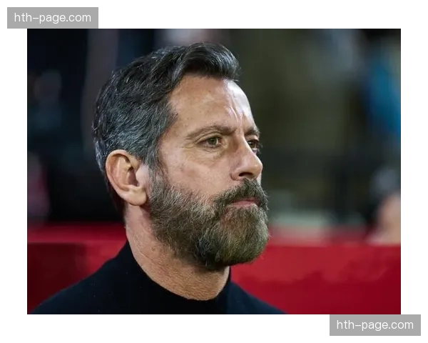 转播镜头捕捉：塞维利亚主帅弗洛雷斯场边指挥球员穿插对手肋部空当